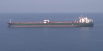 Ελληνόκτητο πλοίο με 10 Έλληνες ναυτικούς χτυπήθηκε στη Μαύρη Θάλασσα