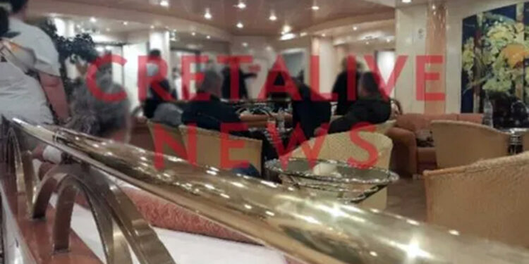 Alldaynews.gr «Δεν ήξερα ότι μπήκα σε καμπίνα μαθητών» ισχυρίζεται ο άντρας που έτρεχε γυμνός σε πλοίο – «Ακούσαμε φωνές και είδαμε κορίτσια από το σχολείο μας να τρέχουν. Μπροστά μας ήταν ένας γυμνός άνδρας στην καμπίνα τους -Δεν τον χτυπήσαμε πολύ»