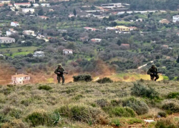 Έλληνες απαντούν για την επιστράτευση: «Το καθήκον μας καλεί» – «Δεν έχω κανένα λόγο να πολεμήσω»