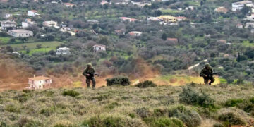 Έλληνες απαντούν για την επιστράτευση: «Το καθήκον μας καλεί» – «Δεν έχω κανένα λόγο να πολεμήσω»