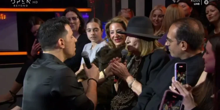 Θοδωρής Φέρρης: Η συγκινητική στιγμή που τραγουδάει μαζί με τη μητέρα του στο πλατό του J2US