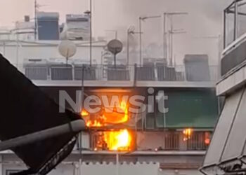 Φωτιά σε διαμέρισμα: Φιάλη υγραερίου εκτοξεύτηκε 50 μέτρα – «Μας άνοιξε τρύπα στον εξωτερικό τοίχο» (video)