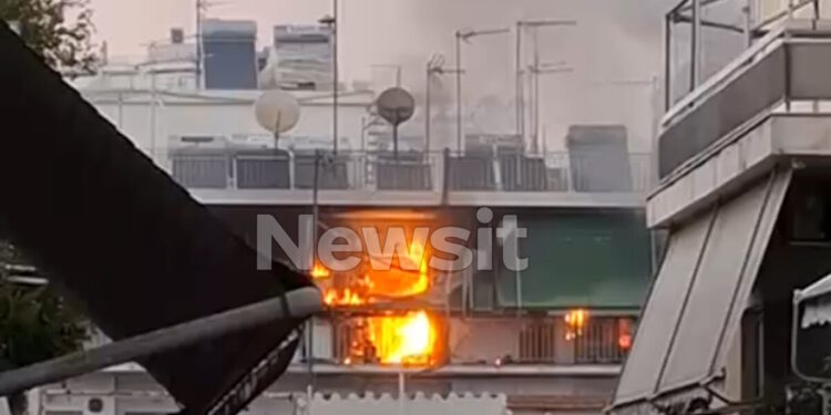 Φωτιά σε διαμέρισμα: Φιάλη υγραερίου εκτοξεύτηκε 50 μέτρα – «Μας άνοιξε τρύπα στον εξωτερικό τοίχο» (video)