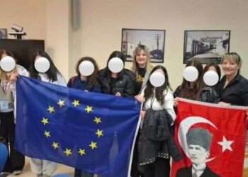 Πρωτοφανές: Αντιδήμαρχος ποντιακής καταγωγής πόζαρε με σημαία του Κεμάλ Ατατούρκ στο δημαρχείο