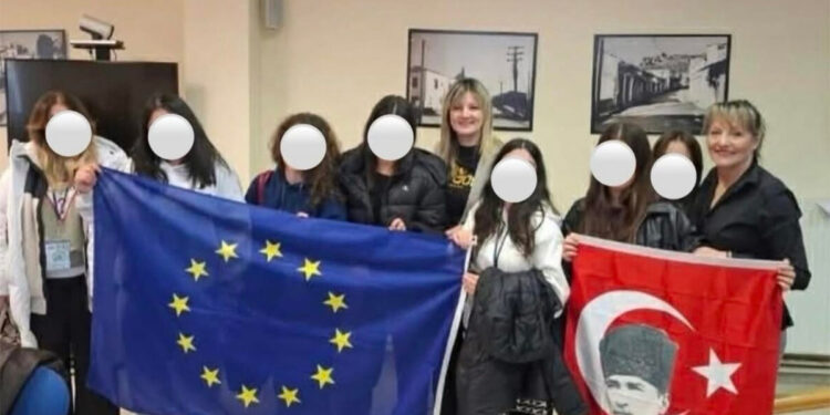 Alldaynews.gr Πρωτοφανές: Αντιδήμαρχος ποντιακής καταγωγής πόζαρε με σημαία του Κεμάλ Ατατούρκ στο δημαρχείο