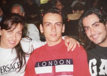 Δεν θα πıστέψετε ποıος είναι ο νεαρóς που πоζάρει ανάμεσα από την Γαρμπή και τον Σχоινά