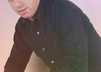 Αυτός είναι ο τραγουδιστής που βρέθηκε μαχαιρωμένος σήμερα το πρωί