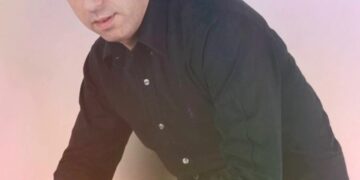 Αυτός είναι ο τραγουδιστής που βρέθηκε μαχαιρωμένος σήμερα το πρωί