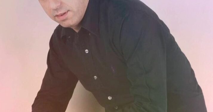 Αυτός είναι ο τραγουδιστής που βρέθηκε μαχαιρωμένος σήμερα το πρωί