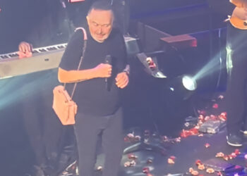 Σταμάτης Γονίδης: Εμφανίστηκε στην πίστα παραπατώντας με γυναικεία τσάντα