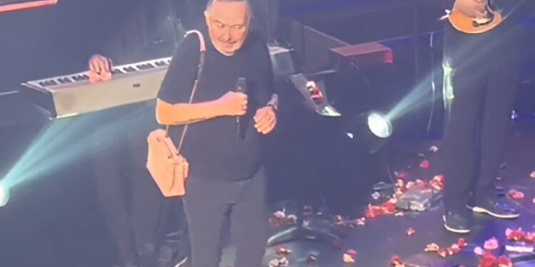 Σταμάτης Γονίδης: Εμφανίστηκε στην πίστα παραπατώντας με γυναικεία τσάντα