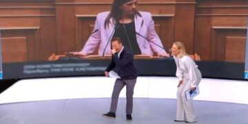 «Βουλή ήταν αυτό που παρακολουθήσαμε;»: Λύθηκαν στα γέλια οι παρουσιαστές σε Live εκπομπή (video)