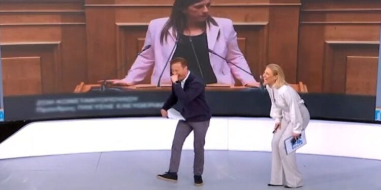 «Βουλή ήταν αυτό που παρακολουθήσαμε;»: Λύθηκαν στα γέλια οι παρουσιαστές σε Live εκπομπή (video)