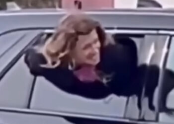 Σαν σκηνή από ταινία: Γυναίκα το έσκασε από μισάνοιχτο παράθυρο περιπολικού φορώντας χειροπέδες – Δείτε το βίντεο