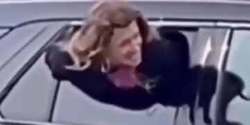 Alldaynews.gr Σαν σκηνή από ταινία: Γυναίκα το έσκασε από μισάνοιχτο παράθυρο περιπολικού φορώντας χειροπέδες – Δείτε το βίντεο