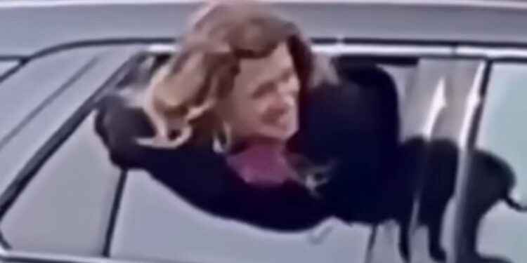 Alldaynews.gr Σαν σκηνή από ταινία: Γυναίκα το έσκασε από μισάνοιχτο παράθυρο περιπολικού φορώντας χειροπέδες – Δείτε το βίντεο