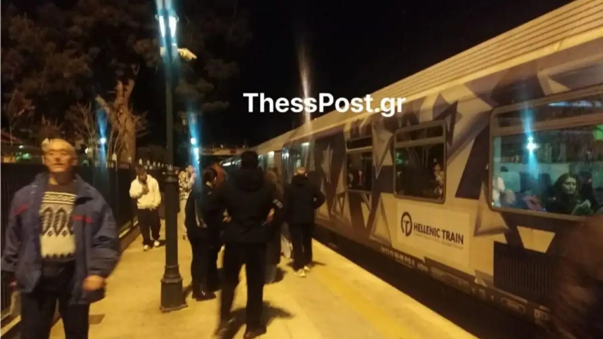 Alldaynews.gr Νέα ταλαιπωρία στις ράγες: Η αμαξοστοιχία 56 ακινητοποιήθηκε στην Οινόη λόγω τεχνικής βλάβης, αφήνοντας 400 επιβάτες στο σκοτάδι.