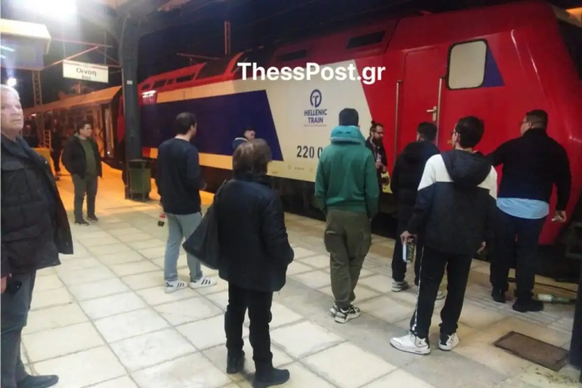 Alldaynews.gr Νέα ταλαιπωρία στις ράγες: Η αμαξοστοιχία 56 ακινητοποιήθηκε στην Οινόη λόγω τεχνικής βλάβης, αφήνοντας 400 επιβάτες στο σκοτάδι.