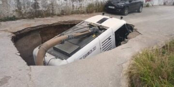 Kαθίζηση «κατάπιε» όχημα καθαριότητας του δήμου στα Ιωάννινα [δείτε εικόνες]