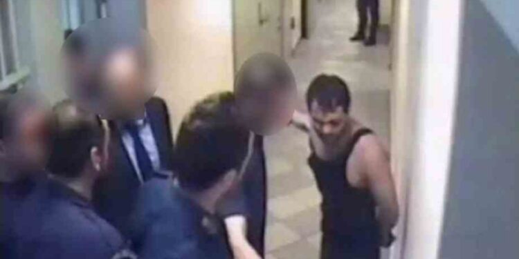 Alldaynews.gr Ο σοκαριστικός και μέχρι θανάτου βασανισμός του Ιλία Καρέλι στις φυλακές Νιγρίτας (video)