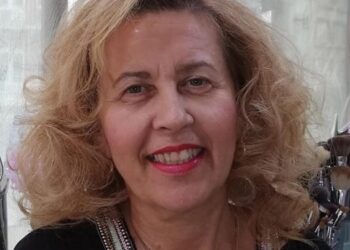 «Με αποκαλούσαν π…, πετούσαν μπουκάλια, έδειχναν τα οπίσθιά τους»: Οι καταγγελίες της καθηγήτριας