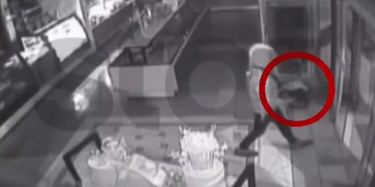 Βρήκε άδεια την ταμειακή και άρπαξε… 20 κομμάτια γαλακτομπούρεκο – Απίθανη διάρρηξη σε φούρνο στο Κερατσίνι