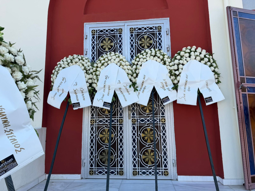 Οδύνη στην κηδεία του 25χρονου Παύλου που παρασύρθηκε από αυτοκίνητο στη Θεσσαλονίκη: «Σκότωσε το καλύτερο παιδί, είναι δολοφόνος»