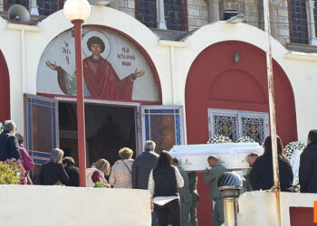 Οδύνη στην κηδεία του 25χρονου Παύλου που παρασύρθηκε από αυτοκίνητο στη Θεσσαλονίκη: «Σκότωσε το καλύτερο παιδί, είναι δολοφόνος»