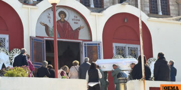 Οδύνη στην κηδεία του 25χρονου Παύλου που παρασύρθηκε από αυτοκίνητο στη Θεσσαλονίκη: «Σκότωσε το καλύτερο παιδί, είναι δολοφόνος»