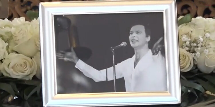 Κηδεία Γιώργου Μαρίνου: Συγκίνηση στο τελευταίο “αντίο” στο Κοιμητήριο Βούλας