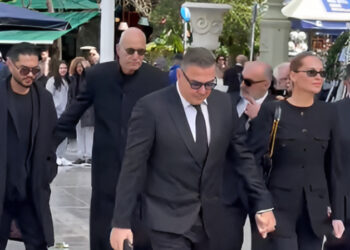 Το τελευταίο «αντίο» στη Μαρινέλλα: Αντώνης Ρέμος με Υβόννη Μπόσνιακ και Χρήστος Μάστορας με Γαρυφαλλιά Καληφώνη συγκινημένοι, κρατώντας ο ένας το χέρι του άλλου