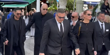 Alldaynews.gr Το τελευταίο «αντίο» στη Μαρινέλλα: Αντώνης Ρέμος με Υβόννη Μπόσνιακ και Χρήστος Μάστορας με Γαρυφαλλιά Καληφώνη συγκινημένοι, κρατώντας ο ένας το χέρι του άλλου