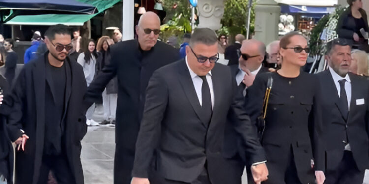 Alldaynews.gr Το τελευταίο «αντίο» στη Μαρινέλλα: Αντώνης Ρέμος με Υβόννη Μπόσνιακ και Χρήστος Μάστορας με Γαρυφαλλιά Καληφώνη συγκινημένοι, κρατώντας ο ένας το χέρι του άλλου