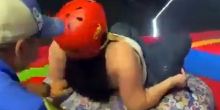 Τραγικό τέλος για 28χρονη: Έπεσε στο κενό από τσουλήθρα, ρωτούσε αν θα την πιάσει κανείς πριν αρχίσει να πέφτει (video)