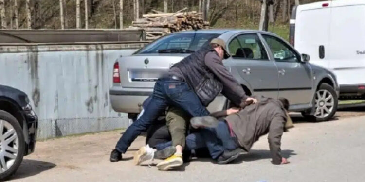 Σκηνές απείρου κάλλους: Έστησε καρτέρι και έδειρε τον εpαστή της γυναίκας του