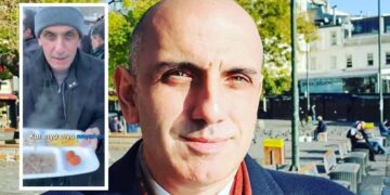 Ο Μανώλης Κωστίδης στην ουρά για το συσσίτιο των δημοσιογράφων που μοιράζουν οι Τούρκοι στα σύνορα