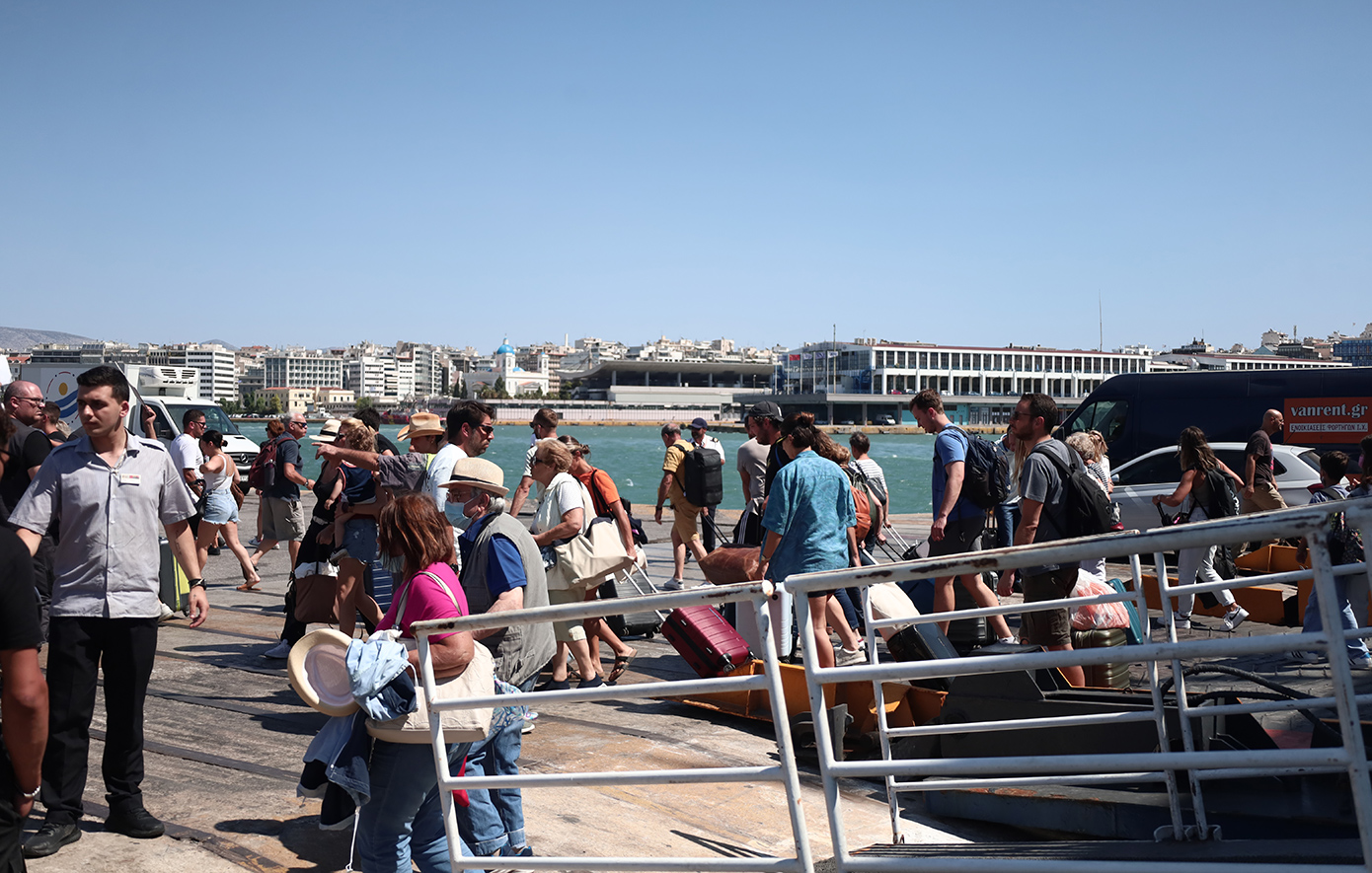 Αυξημένη η κίνηση στο λιμάνι του Πειραιά Αυξημένη η κίνηση στο λιμάνι του Πειραιά