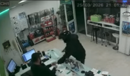 Ληστής βενζινάδικου εξομολογήθηκε στον ιερέα του και πήγε μαζί του στο Α.Τ. να παραδοθεί – Επέστρεψε και τα χρήματα 1 listeia venzinadiko e1774597955886 1