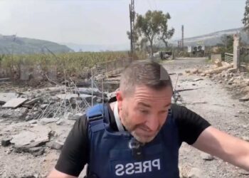 Στιγμές τρόμου: Πύραυλος προσγειώνεται δίπλα σε ρεπόρτερ (video)