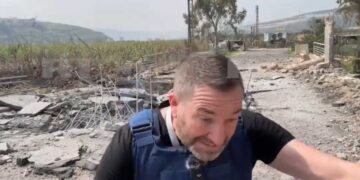 Στιγμές τρόμου: Πύραυλος προσγειώνεται δίπλα σε ρεπόρτερ (video)