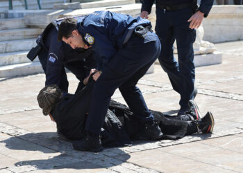 Μαρινέλλα – Η στιγμή που απομακρύνουν την Ελένη Λουκά από το λαϊκό προσκύνημα: «Είναι ειδωλολατρία αυτό που κάνετε»