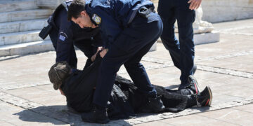 Alldaynews.gr Μαρινέλλα – Η στιγμή που απομακρύνουν την Ελένη Λουκά από το λαϊκό προσκύνημα: «Είναι ειδωλολατρία αυτό που κάνετε»