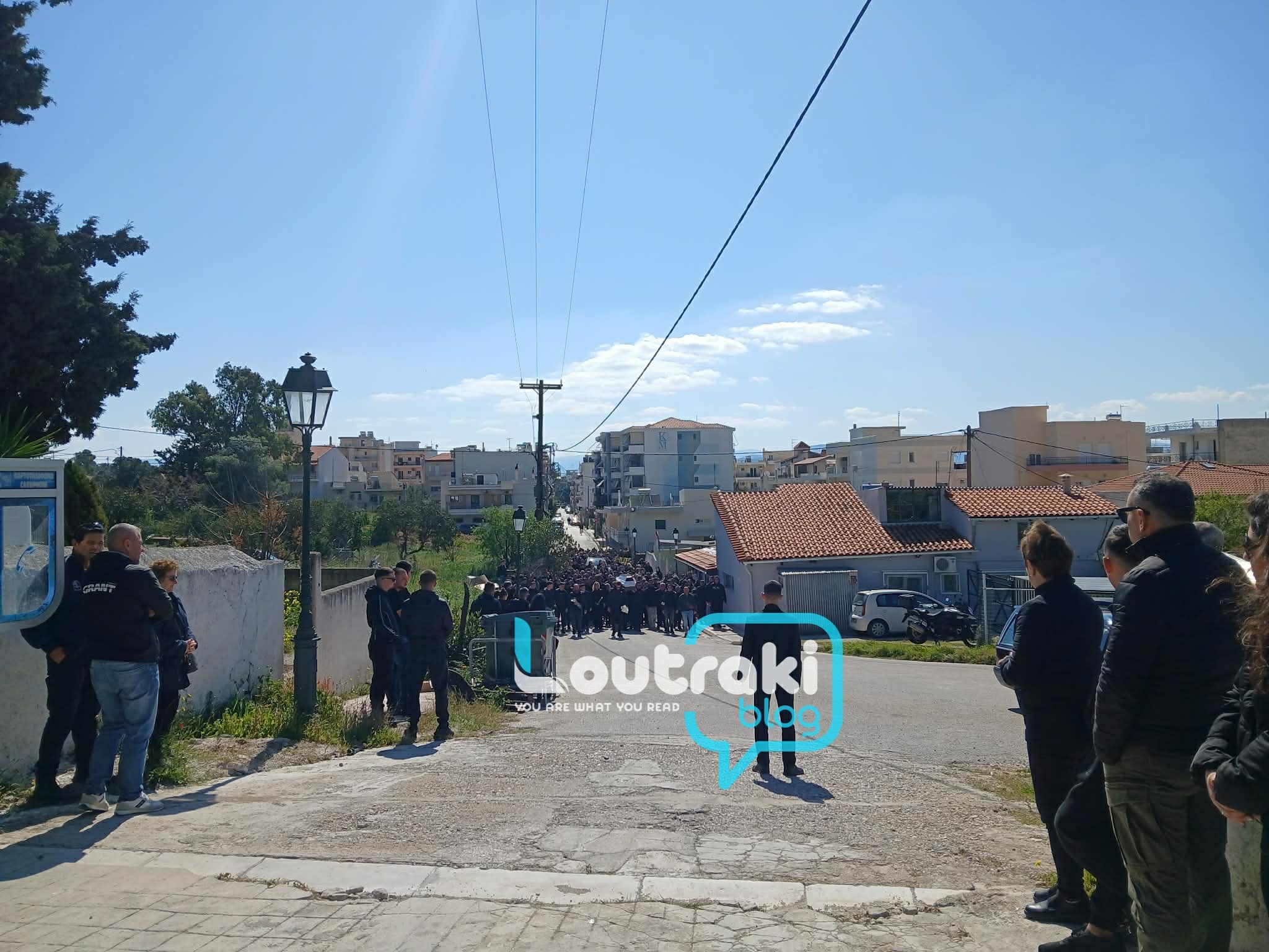 Alldaynews.gr Κηδεία 17χρονου στο Λουτράκι