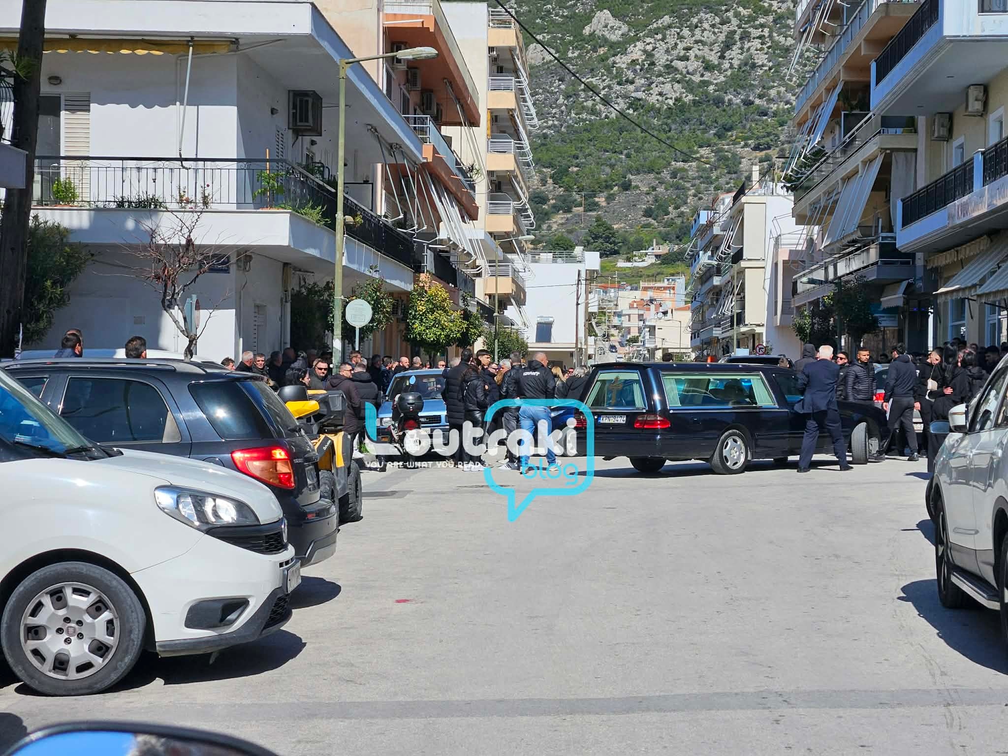 Alldaynews.gr Κηδεία 17χρονου στο Λουτράκι