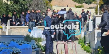 Alldaynews.gr Ράγισαν καρδιές στο τελευταίο αντίο του 17χρονου Αλέξη – Οι φίλοι του σήκωσαν το φέρετρο – Τραγική φιγούρα η μητέρα του (video)