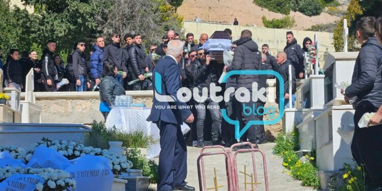 Ράγισαν καρδιές στο τελευταίο αντίο του 17χρονου Αλέξη – Οι φίλοι του σήκωσαν το φέρετρο – Τραγική φιγούρα η μητέρα του (video)