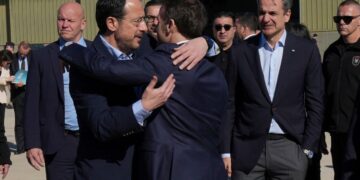 Άγριο τρολάρισμα Daily Mail σε Στάρμερ με την αγκαλιά Μακρόν – Χριστοδουλίδη (video)