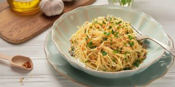 Η πιο απολαυστική μακαρονάδα της νηστείας: Συνταγή για λεμονάτη σάλτσα με ταχίνι