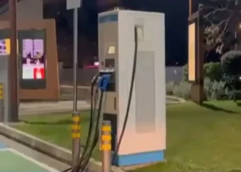 Μαρούσι: Πακιστανοί επιχείρησαν να κλέψουν σταθμό φόρτισης αυτοκινήτων και έπαθαν ηλεκτροπληξία