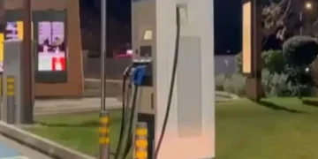 Alldaynews.gr Μαρούσι: Πακιστανοί επιχείρησαν να κλέψουν σταθμό φόρτισης αυτοκινήτων και έπαθαν ηλεκτροπληξία